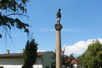 Olešná - sloup sv. Jana Nep. u kostela (© Jiří Špaček, 07/2016)