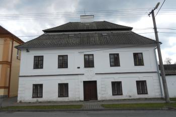 Budova fary ( © Jan Večeřa 04/2015)
