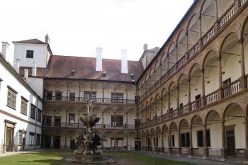 nádvoří od severu (© Pavel Zany Komárek 14. 4. 2003)