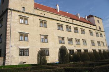 západní strana zámku směřuje do zám.zahrady (© D Dohňanský, 04/2014)