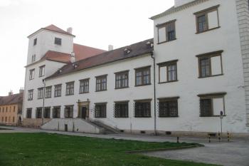 hlavní zámecké průčelí od východu (© D Dohňanský, 04/2014)