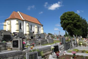 Pohled na kostel z jihovýchodní části hřbitova. (© Pavel  Vlach, 06/2014)