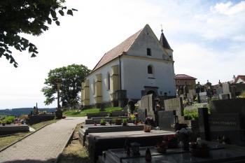 Přístupová cesta ke kostelu od hřbitovní brány. (© Pavel  Vlach, 06/2014)