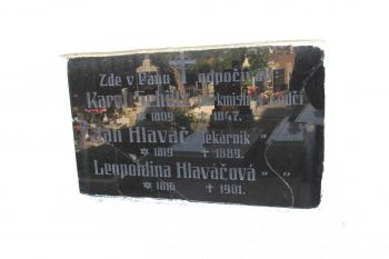 Náhrobní deska ledečského purkmistra Karla Schütze zasazená do zdi kostela.  (© Pavel  Vlach, 06/2014)