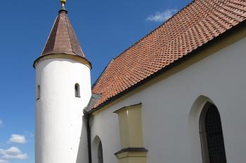 Západní strana kostela s válcovou věží. (© Pavel  Vlach, 06/2014)