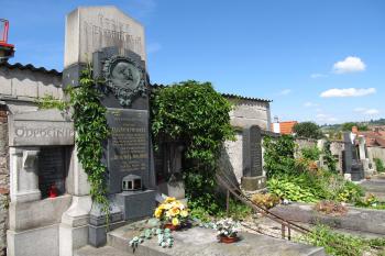 Hrobka inženýra a politika Eustacha Neuberta (1856-1907) západně od kostela.  (© Pavel  Vlach, 06/2014)