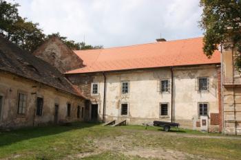Jižní hospodářské budovy ( © Ivan Grisa 08/2009)