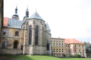 Závěr kostela a knihovní křídlo od východu ( © Ivan Grisa 08/2009)
