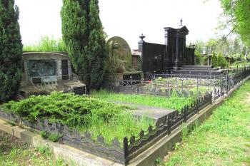 Východní část hřbitova, vpravo hrobka továrníka Josefa Etricha. (© Pavel  Vlach, 04/2014)