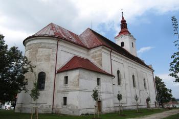 Pohled na kostel z Offenheimova náměstí. (© Pavel  Vlach, 07/2013)