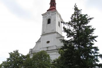 Věž kostela pohledem z Náměstí Františka Štursy. (© Pavel  Vlach, 07/2013)