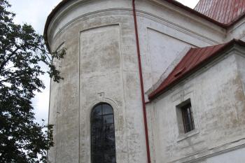Zadní část kostela s presbytářem. (© Pavel  Vlach, 07/2013)