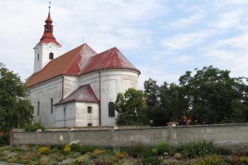 Pohled na kostel od brány zámeckého parku.  (© Pavel  Vlach, 07/2013)