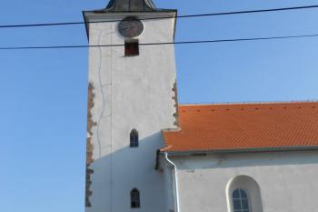 Jižní strana věže s barokními okénky ( © Jan Večeřa 04/2015)