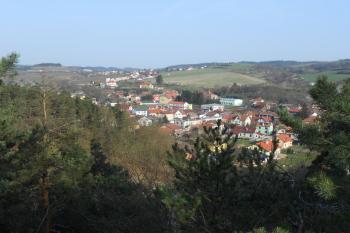 Pohled na Dolní Loučky ze skalnaté vyhlídky pod hradem ( © Jan Večeřa 04/2015)