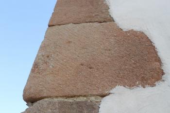 Detail kvádru jižního armovaného nároží věže, stopy na kvádru svědčí o finálním opracování pomocí ozubené plošiny (© Jan Večeřa, 04/2015)