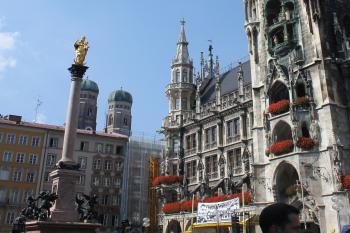 pohled na věže z Marienplatz (© Luděk Vláčil 06/2014)