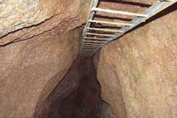 Vše je vystrojeno žebříky (2003 ©Vít Drbohlav)