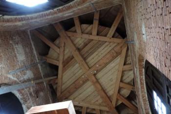 unikátní zvonící zařízení a pohled do nové konstrukce střechy věže (© Jan P. Štěpánek 05/2015)