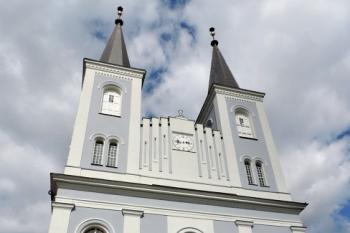 dvojvěžové průčelí kostela (© Jan P. Štěpánek 05/2015)