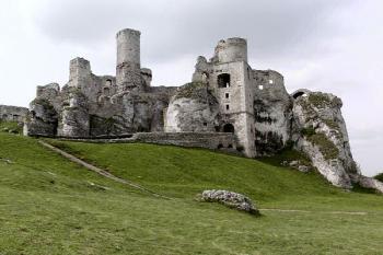 horní hrad od jihovýchodu ( © Pavel Zany Komárek 8/5/2004)