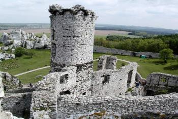 jihovýchodní věž horního hradu, v pozadí předhradí ( © Pavel Zany Komárek 8/5/2004)