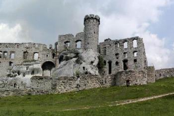 horní hrad od západu, v popředí dolní nádvoří ( © Pavel Zany Komárek 8/5/2004)