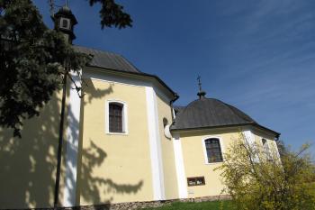 Zadní část kostela s presbytářem (© Pavel  Vlach, 04/2015)