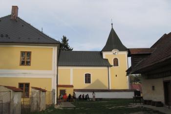 Fara a kostel z hospodářského dvora (© Pavel  Vlach, 04/2015)