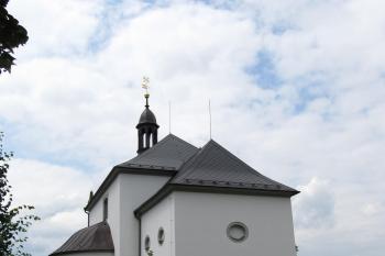 Kostel sv. Anny pohledem ze hřbitova (© Pavel  Vlach, 06/2013)