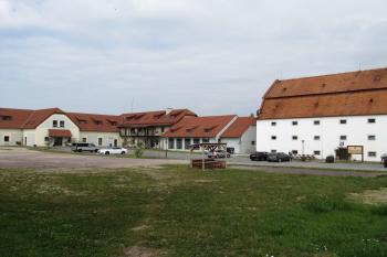 Hospodářský dvůr se zadní částí sýpky (© Pavel  Vlach, 07/2013)