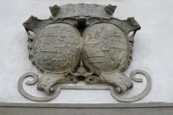 Erb rodin Ugarte a Souches nad vchodem do sýpky (© Pavel  Vlach, 07/2013)