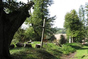 Dřevěný kříž na místě nedochovaného dvanáctého zastavení (© Pavel  Vlach, 09/2014)