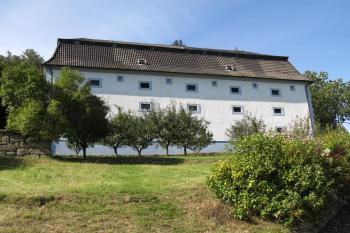Pohled na špýchar ze zámecké zahrady (© Pavel  Vlach, 09/2014)