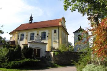 Kostel se vstupní branou a zvonicí (© Pavel  Vlach, 09/2014)