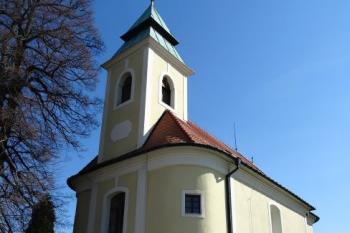 vstupní průčelí kostela s věží (© Jan P. Štěpánek 05/2015)