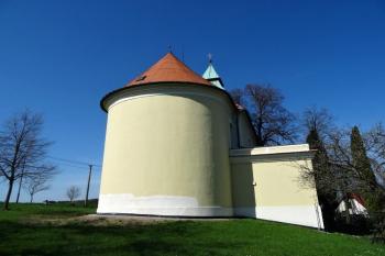 presbyterium a sakristie kostelíku (© Jan P. Štěpánek 05/2015)