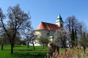 celkový pohled na kostelík od severu z míst zaniklého staršího kostela (© Jan P. Štěpánek 05/2015)