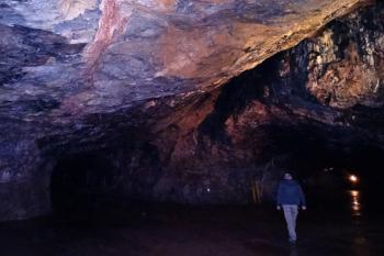 jeskynní sál upravený pro potřeby německé zbrojní továrny (© Jan P. Štěpánek 05/2015)