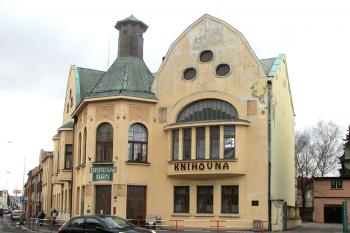 Okresní dům, později Společenský dům a nyní Středočeská vědecká knihovna v Kladně ( © Pavel Vítek 03/2015)