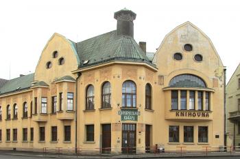 Okresní dům, později Společenský dům a nyní Středočeská vědecká knihovna v Kladně ( © Pavel Vítek 03/2015)