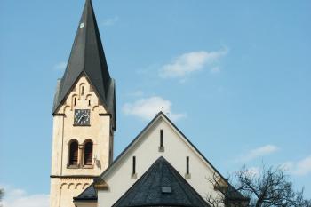 Kostel v Úhonicích (© Jiří Špaček, 04/2011)