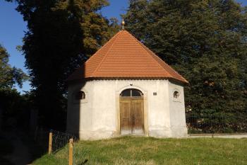 Barokní kostnice na hřbitově (© Johannes Cladis, 09/2016)