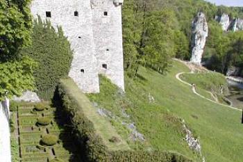barokní zahrada v italském stylu mezi lodžií a bastionem ( © Pavel Zany Komárek 9/5/2004)