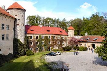severní část velkého nádvoří ( © Pavel Zany Komárek 9/5/2004)
