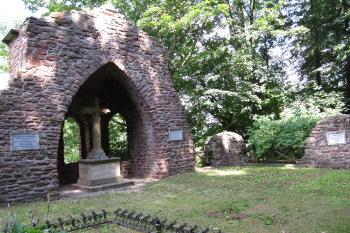 Centrální část hřbitova s romantickou zříceninou kostela.  (© Pavel  Vlach, 08/2014)