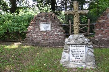 Východní část hřbitova s hromadným hrobem vojáků padlých ve válce v roce 1866. (© Pavel  Vlach, 08/2014)