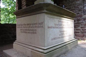 Česko-německý nápis pod křížem v centrální části hřbitova.  (© Pavel  Vlach, 08/2014)