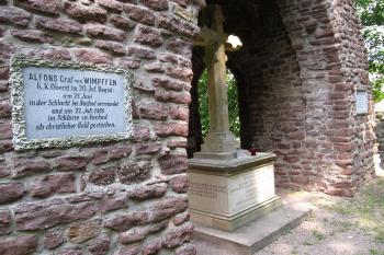 Náhrobní deska c.k. plukovníka hraběte Alfonse von Wimpffen (1827-1866) (© Pavel  Vlach, 08/2014)