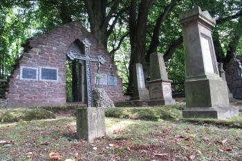 Brána na hřbitov a hroby důstojníků rakouské c.k. armády (© Pavel  Vlach, 08/2014)